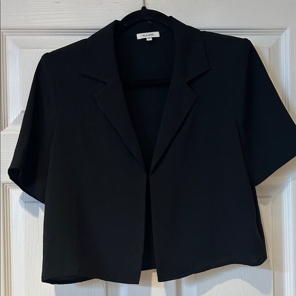 Pleione Black Cropped Open-Front Short Sleeve Blouse.